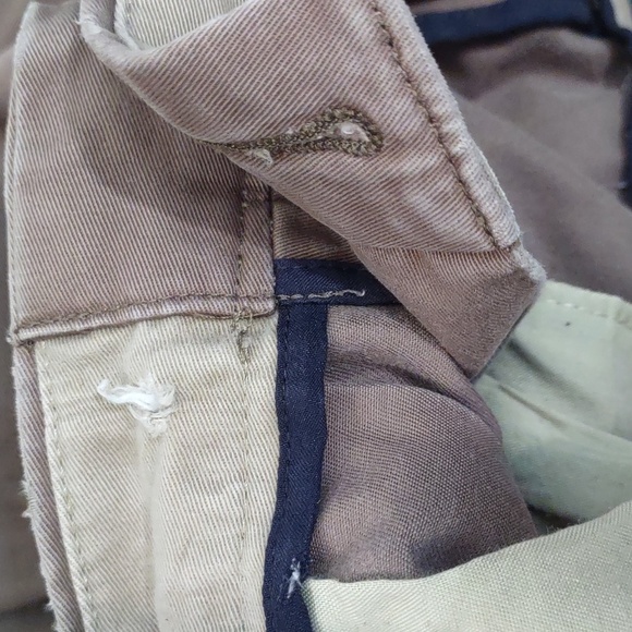 USED DOCKERS SIZE W40 L29 RELAXED FIT HAS BLEACH STAIN AS SEEN IN PHOTOS - Picture 9 of 9